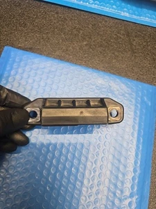 Interruptor de manija abridor de liberación puerta levadiza puerta trasera Toyota Prius 2023-2025 OEM  - Imagen 1 de 7