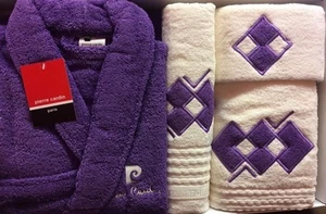 PIERRE CARDIN L/XL LUXUS 4 TEILIGES BADEMANTEL JACQUARD HANDTUCH SET PFLAUME LILA CREME - Bild 1 von 1