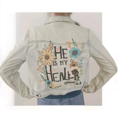 Chaqueta Jean Pintada a Mano Talla Pequeña Tema Cristiano Hecha a Mano Foto 1 de 3