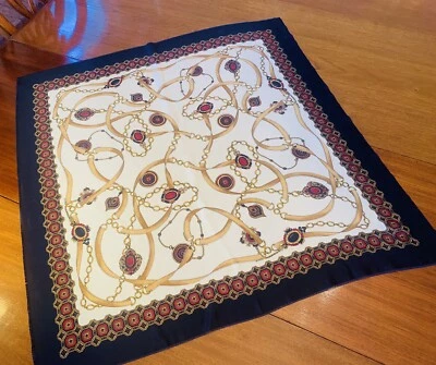 De colección Roger Laurent? Bufanda de diseñador de seda medallistas, cinturones y cadenas de oro 35"x35" Foto 1 de 4