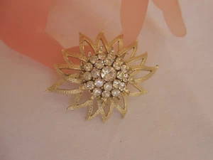 Spilla firmata CORO cristalli metallo colore oro chiaro anni 50/60 - Foto 1 di 6