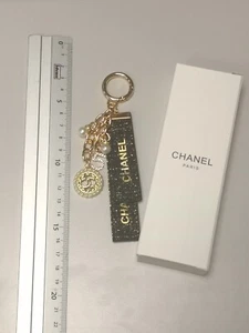 Neu Chanel VIP Geschenk Schlüsselanhänger Gold Blau - Bild 1 von 1