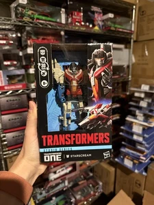 Hasbro Transformers: One Studio Deluxe Class Starscream Actionfigur - Bild 1 von 8