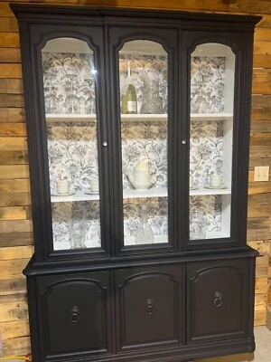 Gabinete de porcelana vintage pintado a mano  Foto 1 de 4