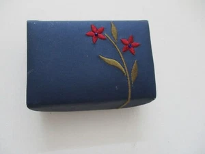 Vintage Lippenstift Stoff bedeckt Druckknopf Box mit Spiegel 3,5 Zoll lang - Bild 1 von 5