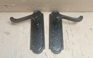 Schwarze antike viktorianische Rolltürgriffe auf geformter Rückenplatte Hebelriegel - Bild 1 von 3