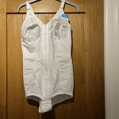 NUEVO CON ETIQUETAS BODY MODELADOR. TALLA 36D COLOR BLANCO, SIN CABLES, POR NATURANA Foto 1 de 4