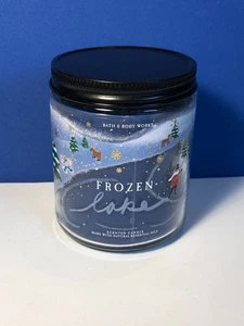 Bath & Body Works - Vela perfumada "FROZEN LAKE" 1 mecha 7 oz - Imagen 1 de 4