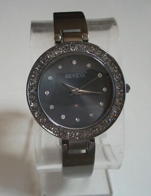 Relógio casual elegante moda punho pulseira feminina acabamento hematita strass - Imagem 1 de 4