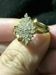 Anillo de compromiso con racimo de diamantes de corte redondo de 2 quilates enchapado en oro amarillo de 14 quilates - Imagen 1 de 3