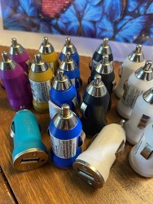 Беспроводное оборудование USB автомобильное зарядное устройство, выход 1A, один порт, лот из 17! Совершенно новый. - Изображение 1 из 4