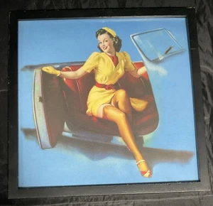 Gil Elvgren: The Wartime Pin-Ups 13”x13” incorniciato @FS - Foto 1 di 7
