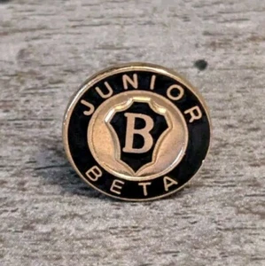 Prendedor de solapa de membresía redondo negro y dorado beta junior de National Beta Club de colección - Imagen 1 de 4