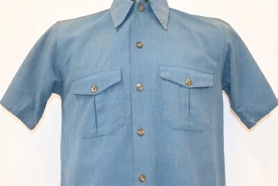 CAMISA MASCULINA VINTAGE ANOS 40 BRASÃO RIO AZUL MANGA CURTA PARTE INFERIOR QUADRADA BOTÃO P - Imagem 1 de 4