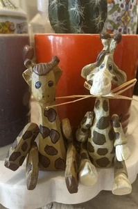 "Par de sillas/juguetes de estante de jirafa artesanales de madera y acrílico de los años 1950-70 de 4,5"" L" - Imagen 1 de 10