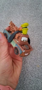 Disney Pixar Cars - DISNEY PARKS GOOFY MATER 2010 - 1:55 Tow Mater Toy - Imagen 1 de 3