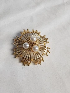 Vintage Lisner Faux Pearl Starburst? Runde Blume Brosche Anstecknadel goldfarben 1,75" - Bild 1 von 6