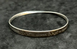 925 Sterling "Liebe ist Geduld" Korinther 13:4-7 Armreif 7 mm 7 Zoll - 16,64 g - Bild 1 von 4