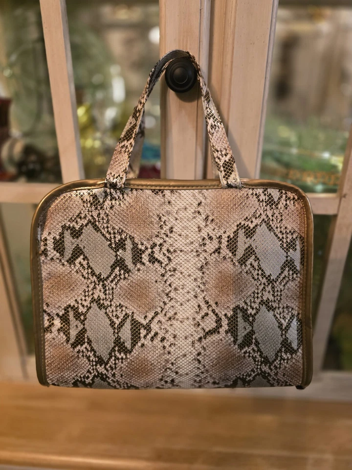 Bolsa de viaje de maquillaje colgante con patrón de piel de serpiente Danielle Creations  Foto 1 de 4