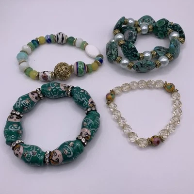 Lote de cuatro pulseras con cuentas tono oro verde elástico cloisonné matrioska Foto 1 de 4