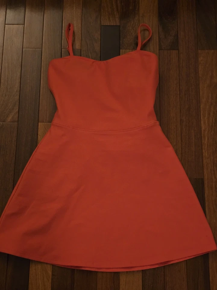 Vestido de tênis Alo Alosoft Courtside em chá verde gelado tamanho pequeno  - Imagem 1 de 4