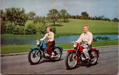 Postal publicitaria vintage pareja montando motocicletas Harley Davidson 125 Foto 1 de 2