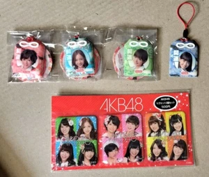 AKB48 AMULET 4 Stück Los und MAGNET 3 Stück Set/ Atsuko Maeda, Mariko Shinoda - Bild 1 von 5