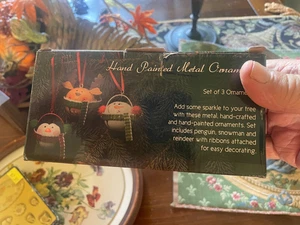 Set di 3 PENQUIN, PUPAZZO DI NEVE E RENNE ornamenti in metallo dipinti a mano - Foto 1 di 5