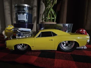 66 GTO, AMARILLO, MÁQUINA MUSCULAR 1/18, BARRAS CON RUEDAS, SIN ROLLO, SIN CAJA, HERMOSA - Imagen 1 de 8