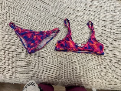 Comadreja malvada chispas mosca pequeña parte superior corta parte inferior mediana Foto 1 de 4