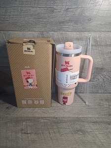 Stanley 40 Unzen Becher Peanuts Print Pink Snoopy Neu mit Strohhalm und Box - Bild 1 von 7