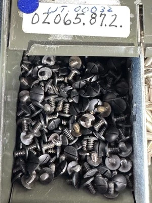 Juego 2x Tornillos de Recorte de Pintura Negra para Cámara Rollei Original Nuevo Antiguo Stock 02065.87.2 Foto 1 de 4