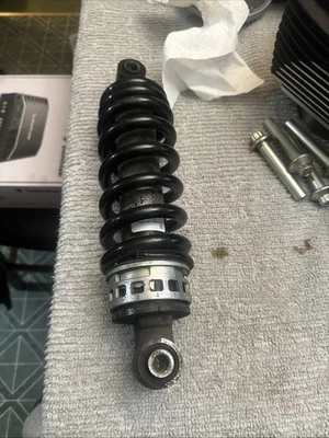 Amortiguador trasero Harley Softail 2018-2024 con herramienta Foto 1 de 3