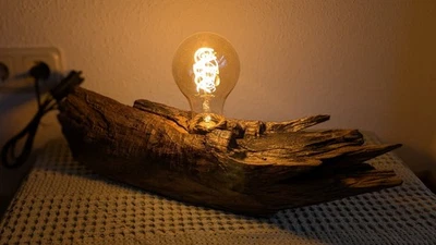 Handgefertigte Treibholz Tischlampe mit Edison Glühbirne - Bild 1 von 4