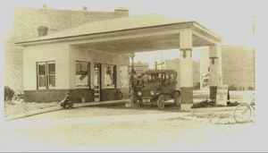 TANKSTELLE FOLEY, MINN SINCLAIR PUMPE & SCHILD -JUNGEN AUF BORDSTEIN -FAHRRAD..ABVERKAUF-RFPC - Bild 1 von 1