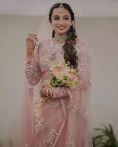 Sari rosa claro de red suave de diseñador indio con blusa para uso de recepción - Imagen 1 de 12