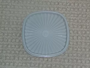 DE COLECCIÓN TUPPERWARE GRIS CUADRADO 6 1/2” SERVALIER TAPA DE REPUESTO #841 - ENVÍO GRATUITO - Imagen 1 de 2