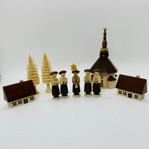 Figuras de Navidad Iglesia de Seiffen con villancicos y árboles naturales - Imagen 1 de 2