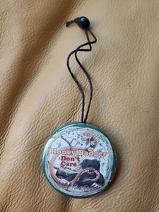 Adorno colgante Honey Badger Don't Care - Imagen 1 de 4