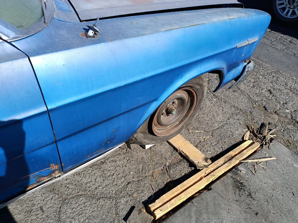 Ford Galaxie 500 1966 convertible guardabarros derecho defectos Foto 1 de 4