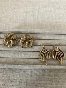 Lot of 2 Sets Vintage Oscar de la Renta Post Earrings Gold Tone - Picture 1 of 5