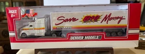 Neu in OVP 1/64 (?) Denver Models Menards Auflieger Serie - weiß rote Grafik C10.0 - Bild 1 von 9
