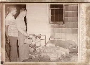 Foto original de prensa de derechos civiles de 1970 casa negra bombardeada historia negra - Imagen 1 de 1