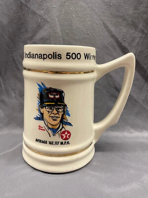 Taza conmemorativa de recuerdo Indianápolis 500 1983 Stein Auto Racing Tom Sneva Foto 1 de 4