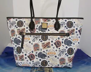 Disney Parks Dooney & Bourke Disney Vacation Club Mitglied DVC Logo Beuteltasche Neu mit Etikett - Bild 1 von 18