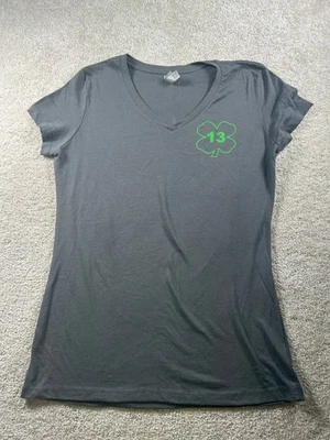 Top para mujer Next Level XL gris algodón cuello en V trébol gráfico 13 Foto 1 de 4