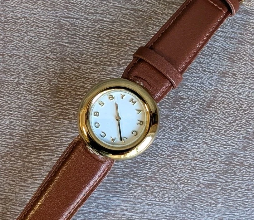 Reloj de cuarzo para mujer Marc by Marc Jacobs • Tono dorado • 33 mm • Cuero marrón Foto 1 de 4