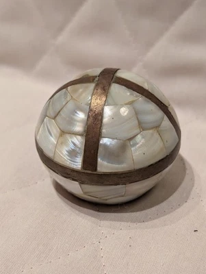 Stunning Vintage Brass Mother Of Pearl MOP Inlay Trinket Ring Box - Image 1 of 4
