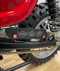 Protector guía cubierta cadena aluminio HONDA MONKEY Z125 Hear, Ver, Hablar NO EVIL - Imagen 1 de 6