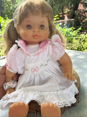 "Muñeca de Juego Famosa Cuerpo Suave 18"" Cabello Rubio Ojos Marrones Hecha en España" Foto 1 de 4